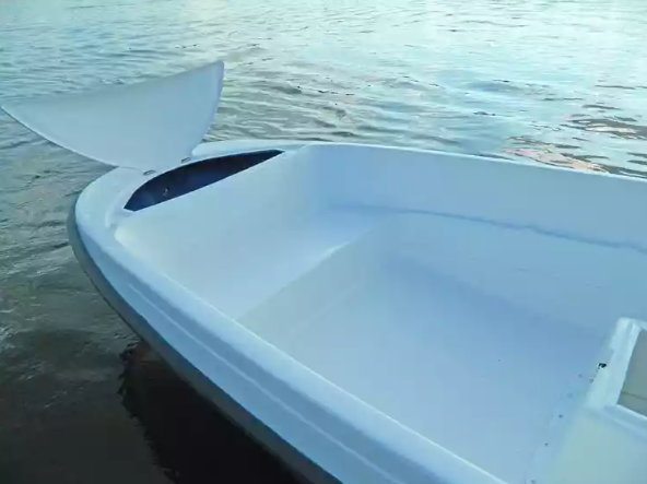Стеклопластиковая лодка Пингвин с консолью (тримаран) в Химках