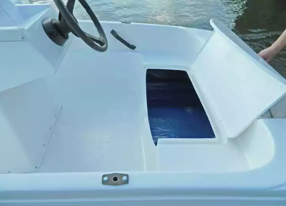 Стеклопластиковая лодка Пингвин с консолью (тримаран) в Химках