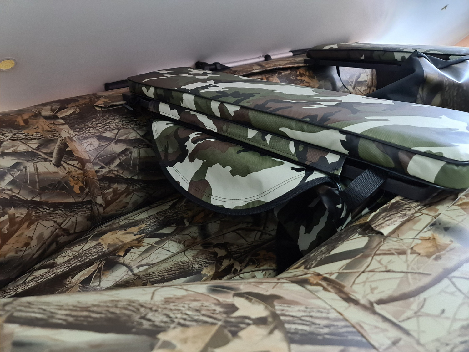 КОМПЛЕКТ МЯГКИХ НАКЛАДОК С СУМКОЙ ДЛЯ ЛОДОК 105Х20 КАМУФЛЯЖ в Химках